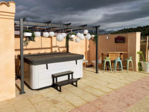 Hot tub and bar
